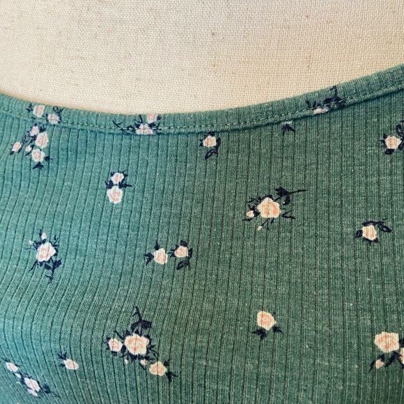 American Eagle Ribbed Green Floral Crop Tank Top size Large - Picture 3 of 10
